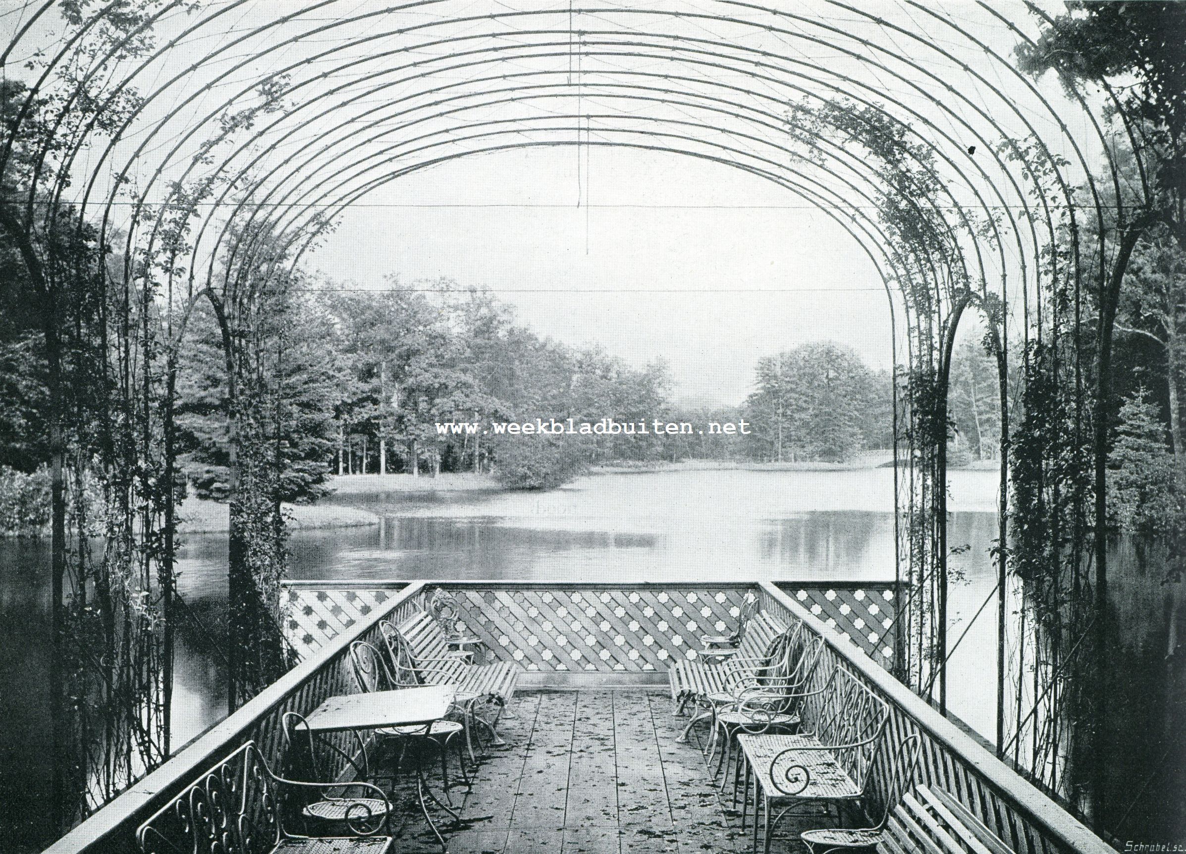 PARK VAN HET LOO. UITZICHT VAN HET PAVILJOEN OP DEN GROOTEN VIJVER