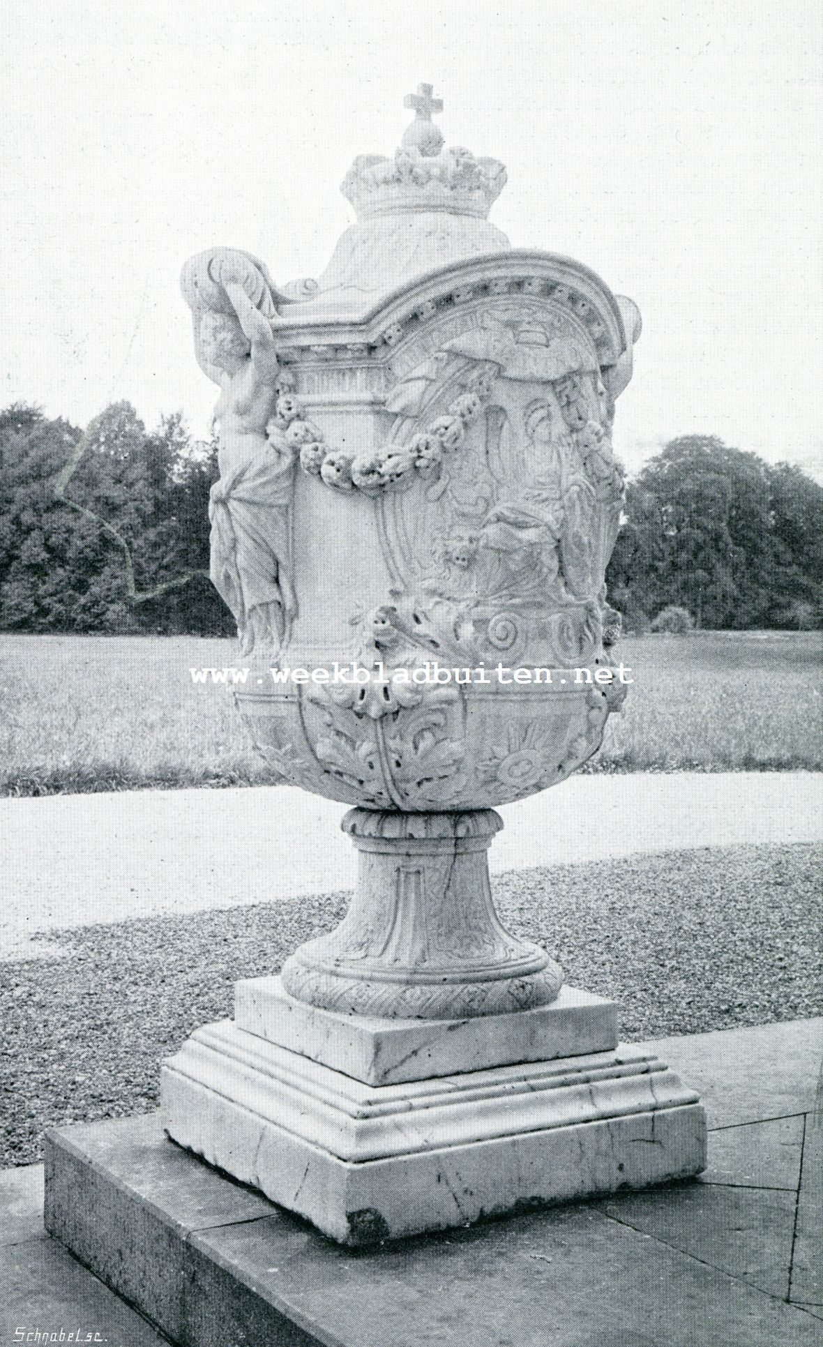 HET LOO. Een der vazen op het terras aan den achtergevel