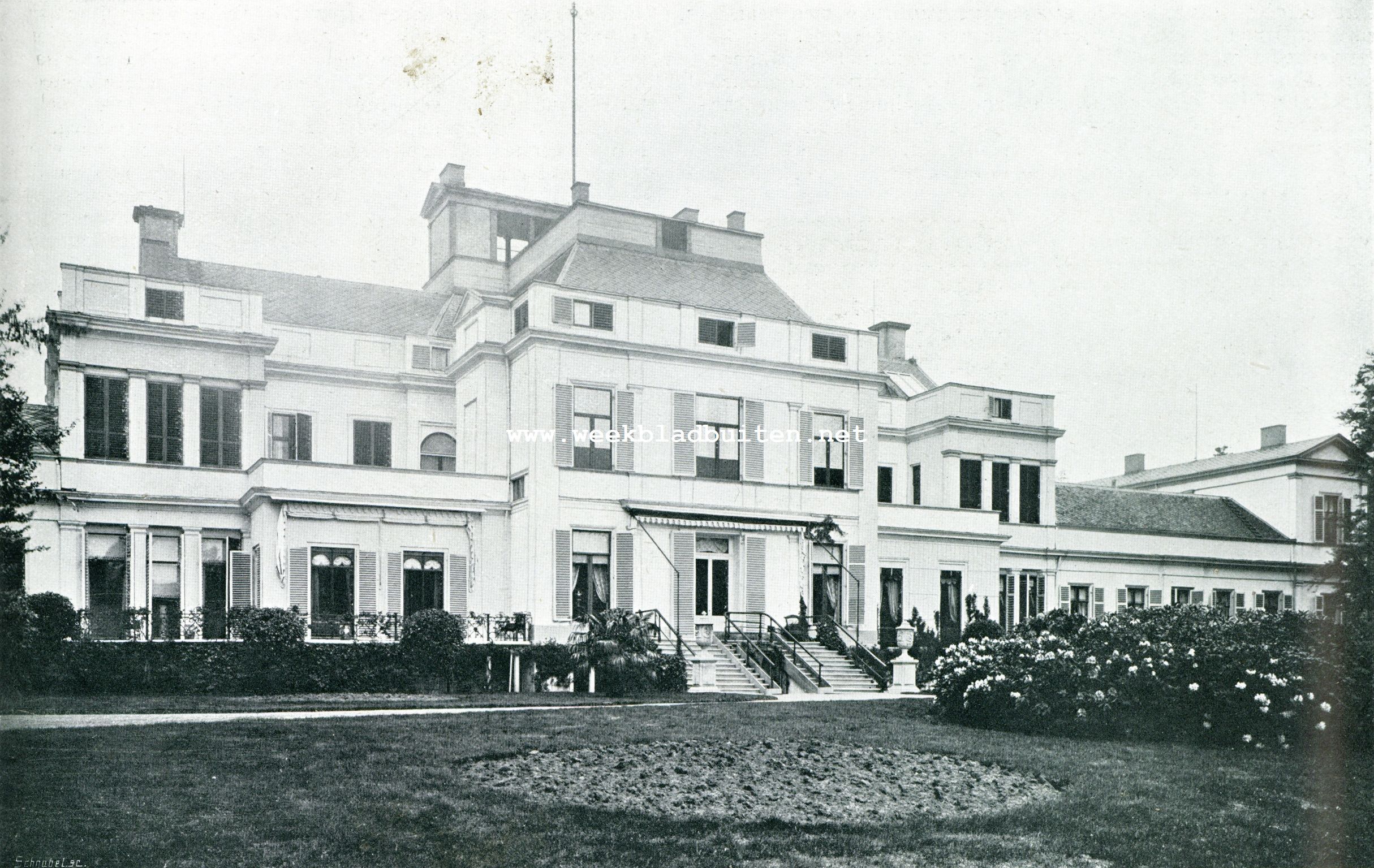 SOESTDIJK. Achterzijde van het Paleis, met bordestrappen, leidende naar de Groote Zaal, vanwaar verrukkelijk uitzicht op vijver en park