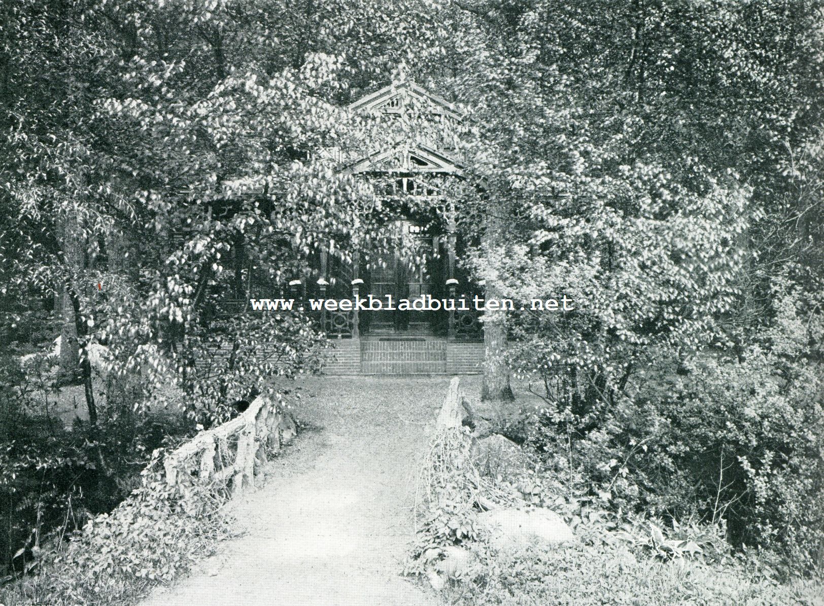 SOESTDIJK. Ingang tot het Wilhelmina-chletje, waar H.M. de Koningin als kind vaak speelde