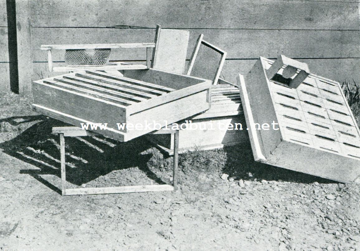 VERSCHILLENDE SOORTEN VAN HONINGKAMERS. Rechts: een sectiekast; n sectie is omhoog geplaatst. In 't midden: een opzet met gewone honingraampjes, voorzien van scheidingsplankje. Links: een laagraam-opzet, die steunt op een breedraam