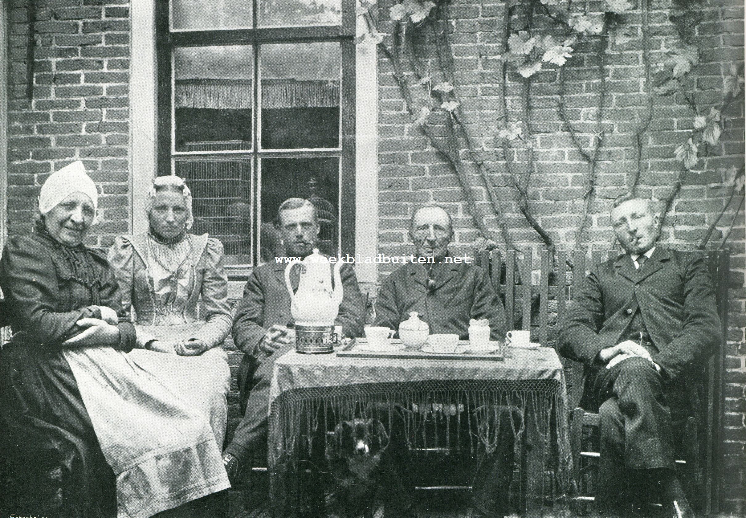 KIJKJES IN WEST-FRIESLAND. LANDBOUWERSGEZIN IN RUSTE. BRUID EN BRUIDEGOM IN N.-HOLLANDSCHE KLEEDERDRACHT