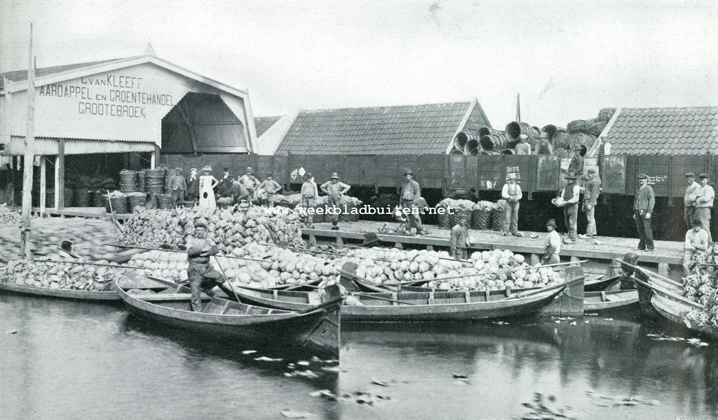 KIJKJES IN WEST-FRIESLAND. GEDEELTE VAN DE MARKTPLAATS BIJ HET STATION BOVENKARSPEL