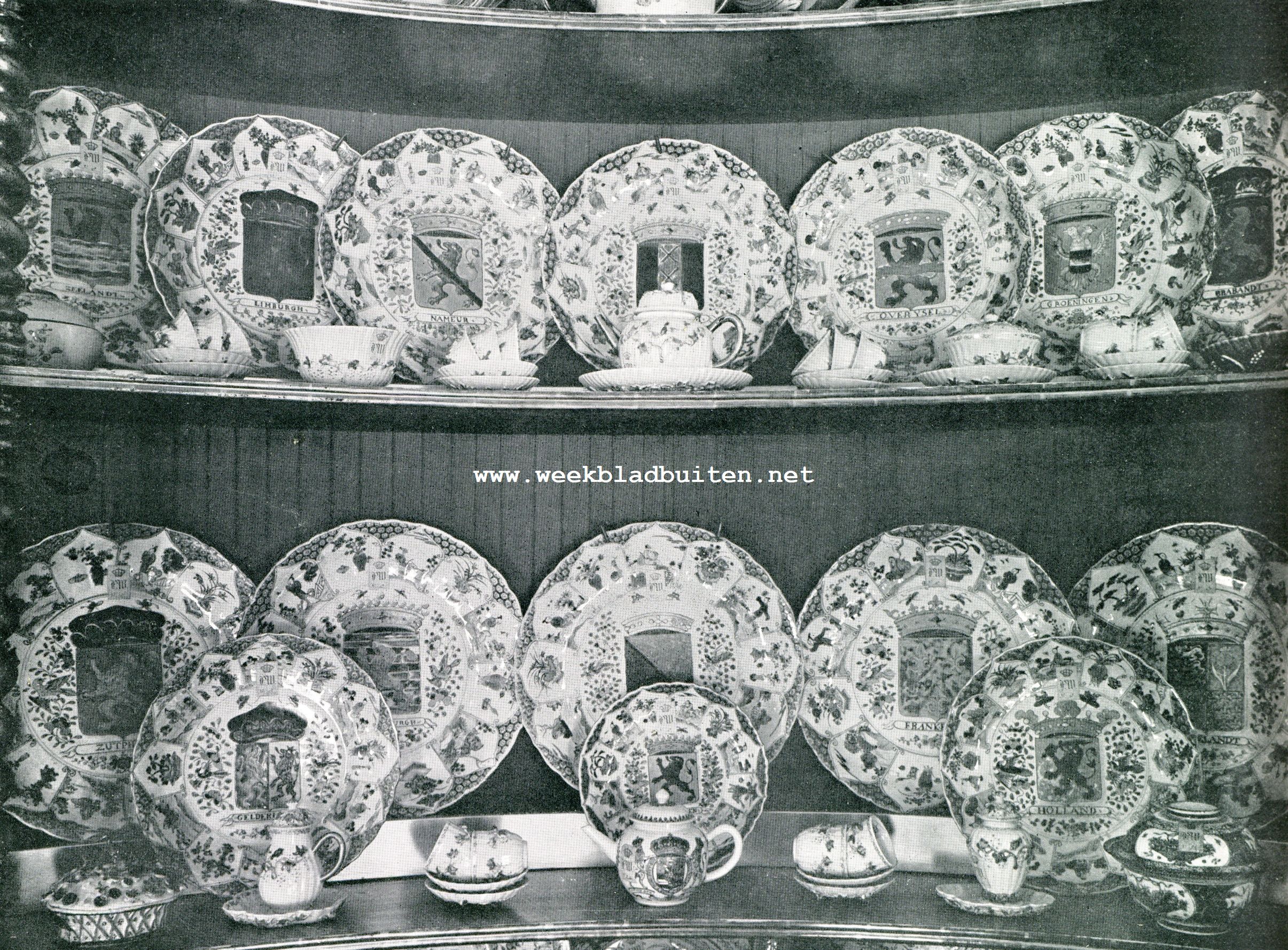 HUIS TEN BOSCH. Dtail van een der twee tagres uit de Witte Zaal. De borden zijn beschilderd met de wapens der provincies, waarover het Huis van Oranje regeert