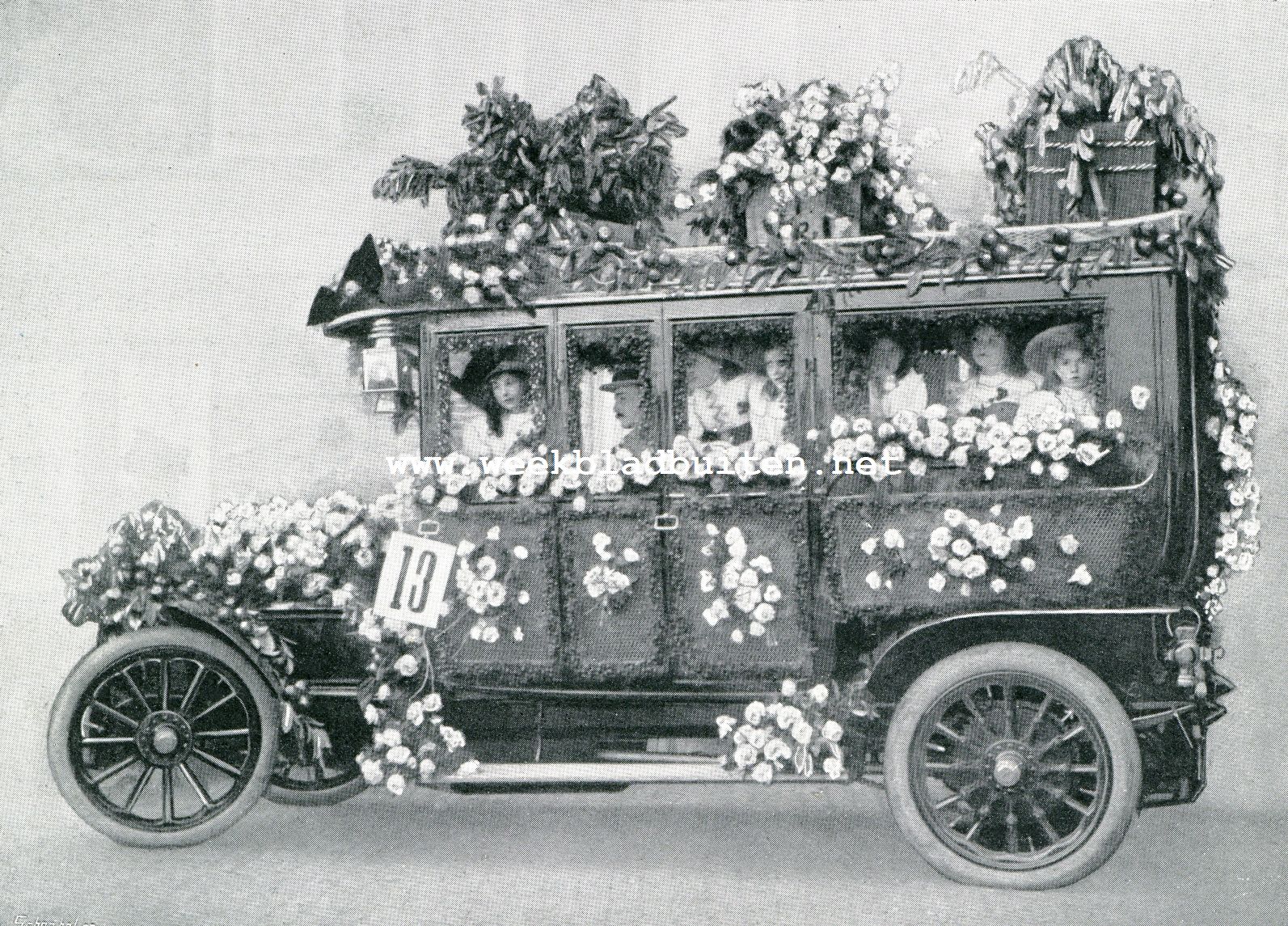 REISWAGEN MET WITTE ROZEN EN ORANJEAPPELEN OP DE IMPERIAAL REISMAND EN RESERVEBANDEN