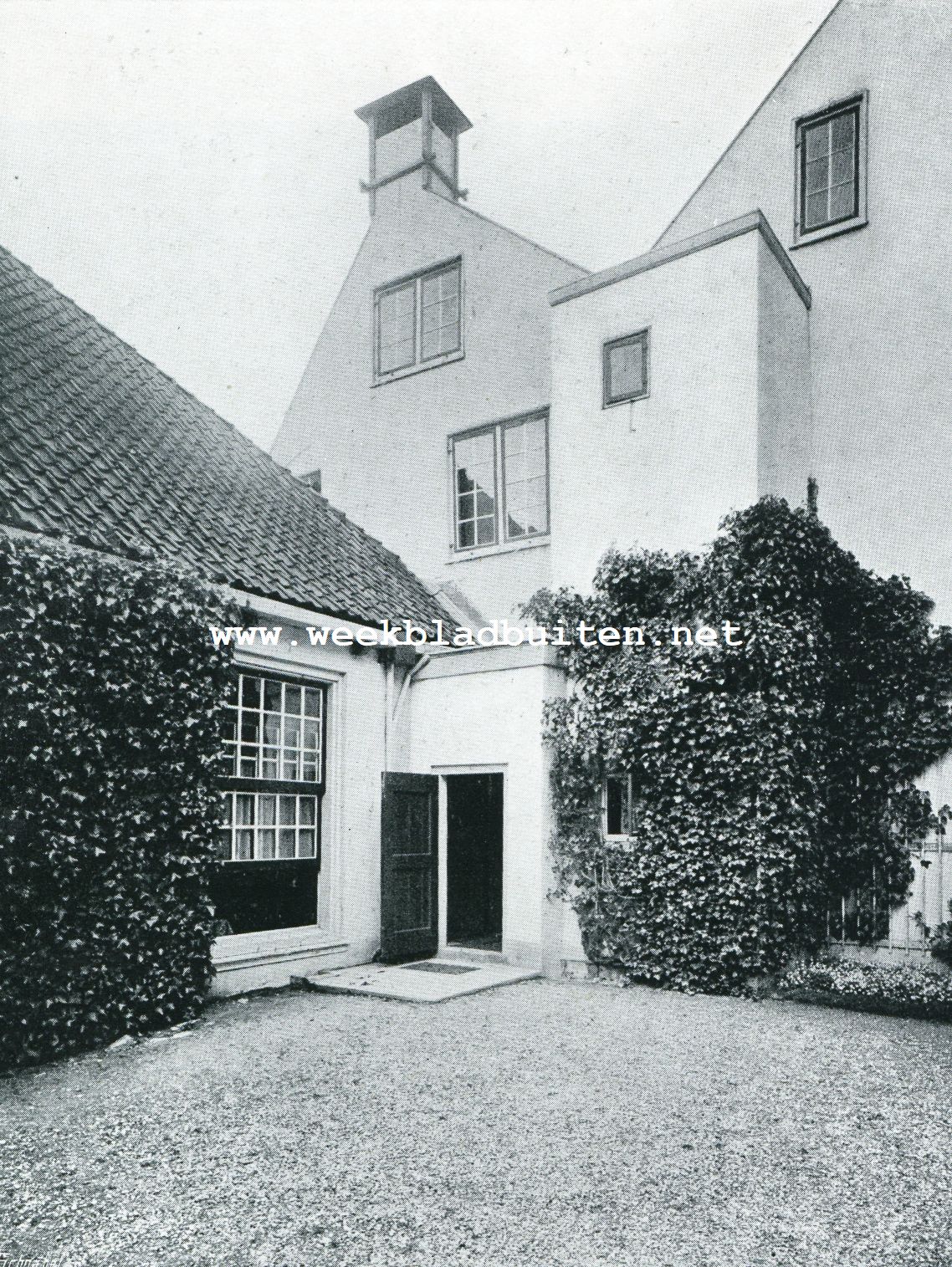 Het landgoed Groot Bentveld onder Zandvoort. Toegang tot hbet huis aan den Z. vleugel