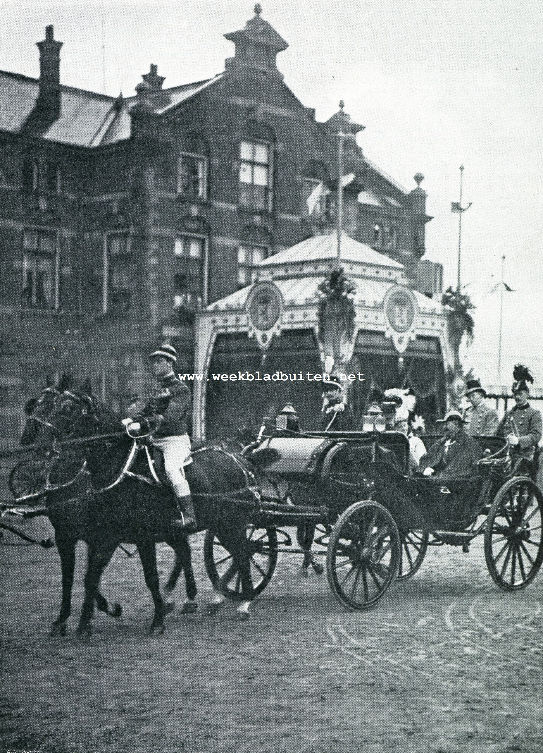 Keizerlijk bezoek te Amsterdam. H.M.M.M. de Koningin en de Duitsche Keizer en Z,K.H. de Prins vertrekkende van de Handelskade