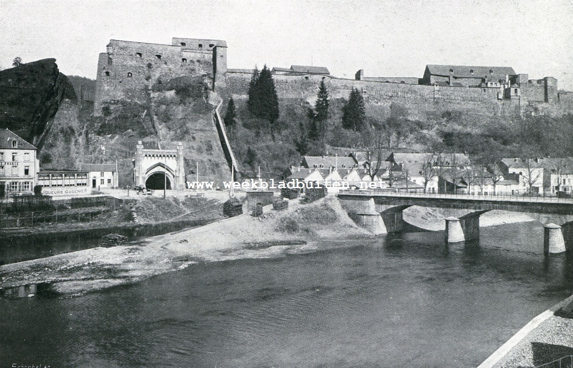 Auto-tocht Genua-Amsterdam. Bouillon, vesting in de Ardenne