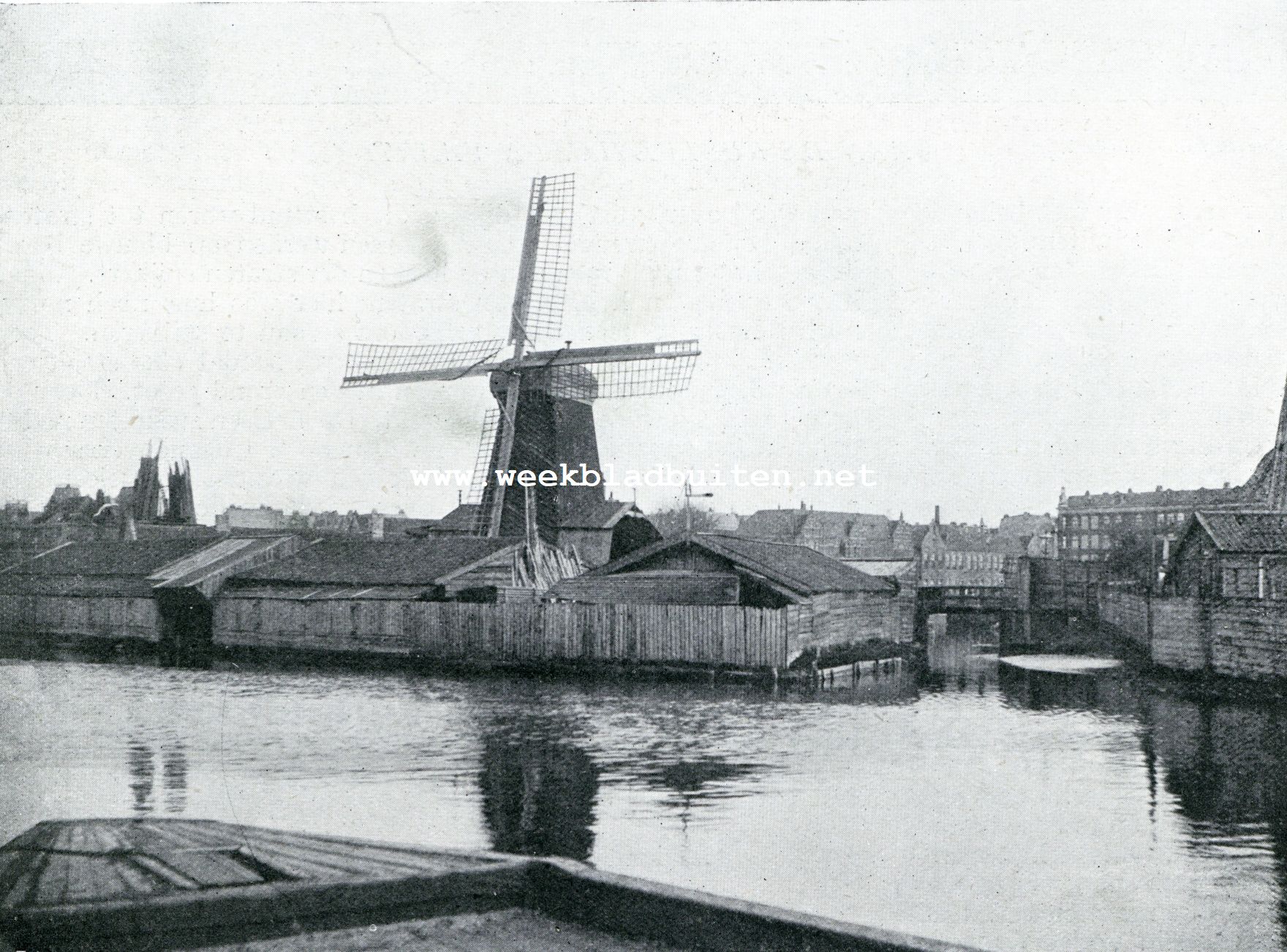 Van den Amsterdamschen zelfkant. Molen in het Houtzaagkwartier buiten de Raampoort