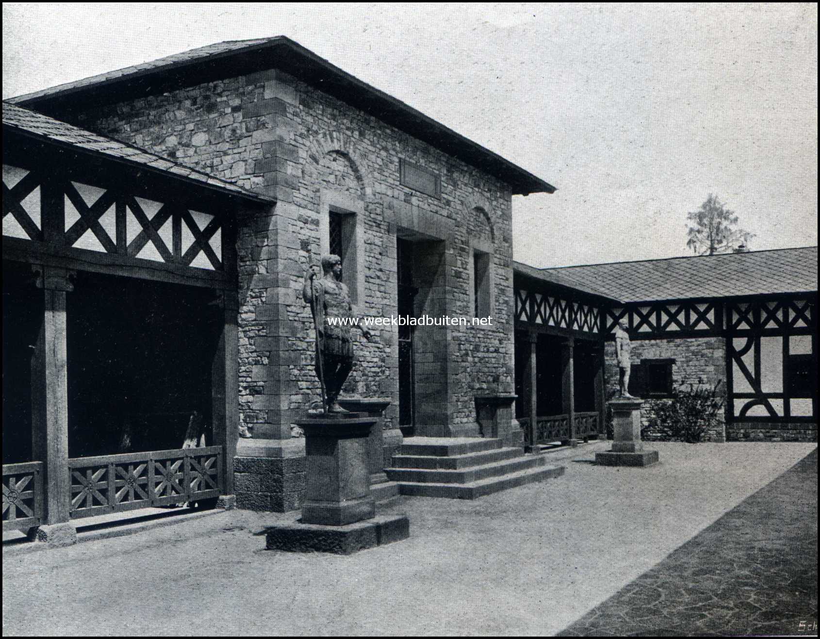 De Saalburg. Het Peristilium met de standbeelden van Hadrianus en Alexander Severus