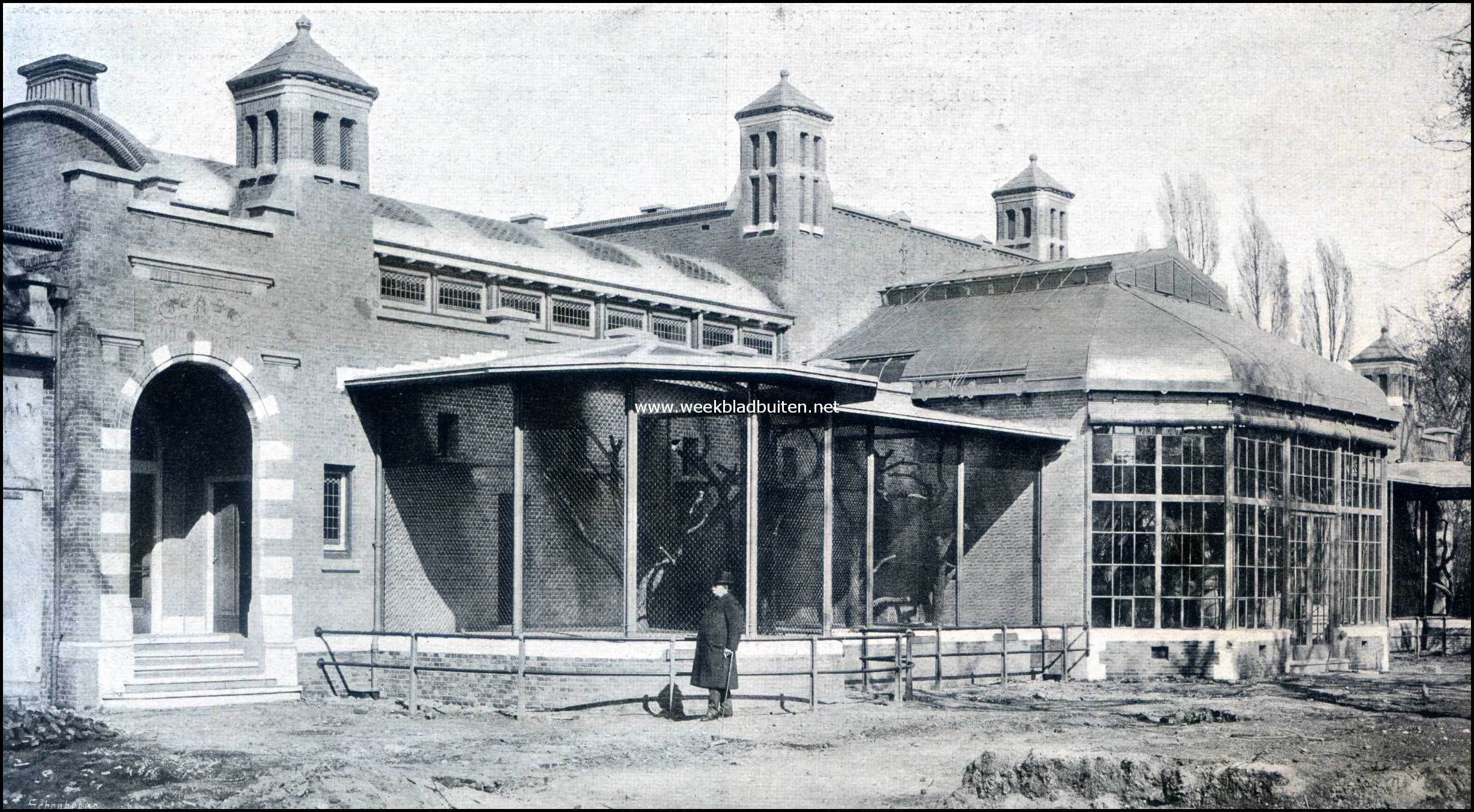 Het nieuwe apenverblijf. Gevel aan den tuin