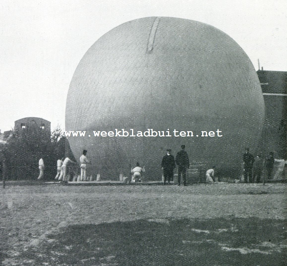 Luchtreizen met den vrijen ballon. Het oogenblik dat de bollon geheel vol zal zijn