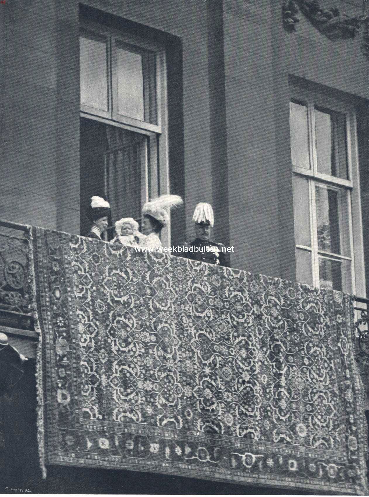 Het koninklijk bezoek aan Amsterdam. De koninklijke familie op het balcon van het paleis