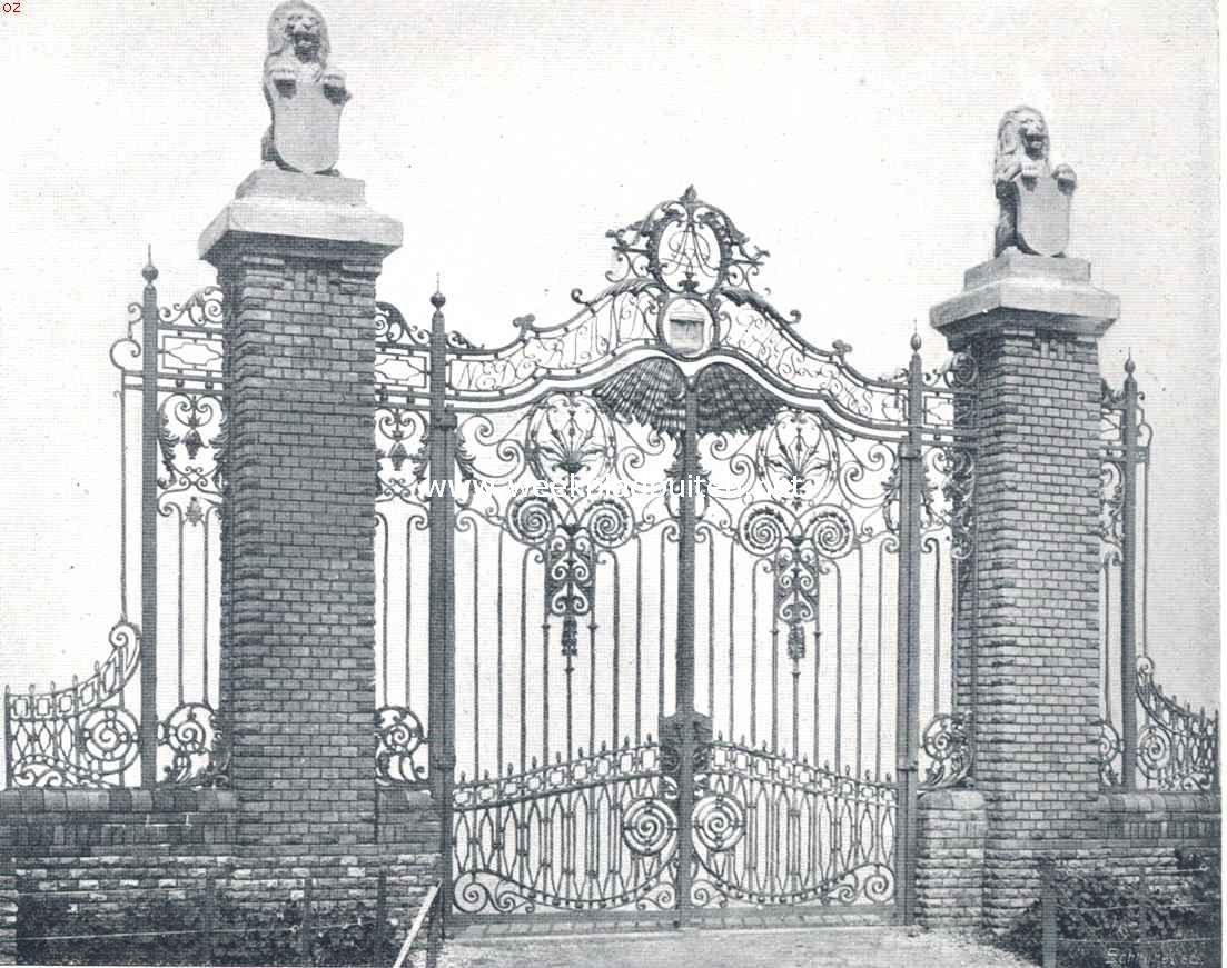 De Nederlandsche tuin op de Brusselsche Wereldtentoonstelling. Het hek van den Nederlandschen tuin tegenover het Duitsche restaurant op de Brusselsche Tentoonstelling. Inz. A.J. Dingemans, Amst.