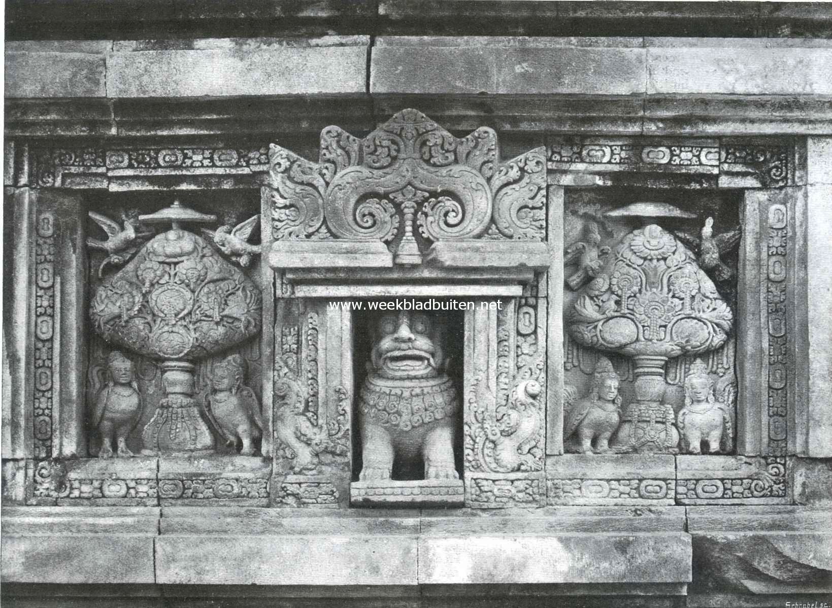 Van Java's tempelschoonheden. De tempel-runen van Parambanan. Versiering aan den buitenwand, boven de sokkel van den Sjiwa-tempel