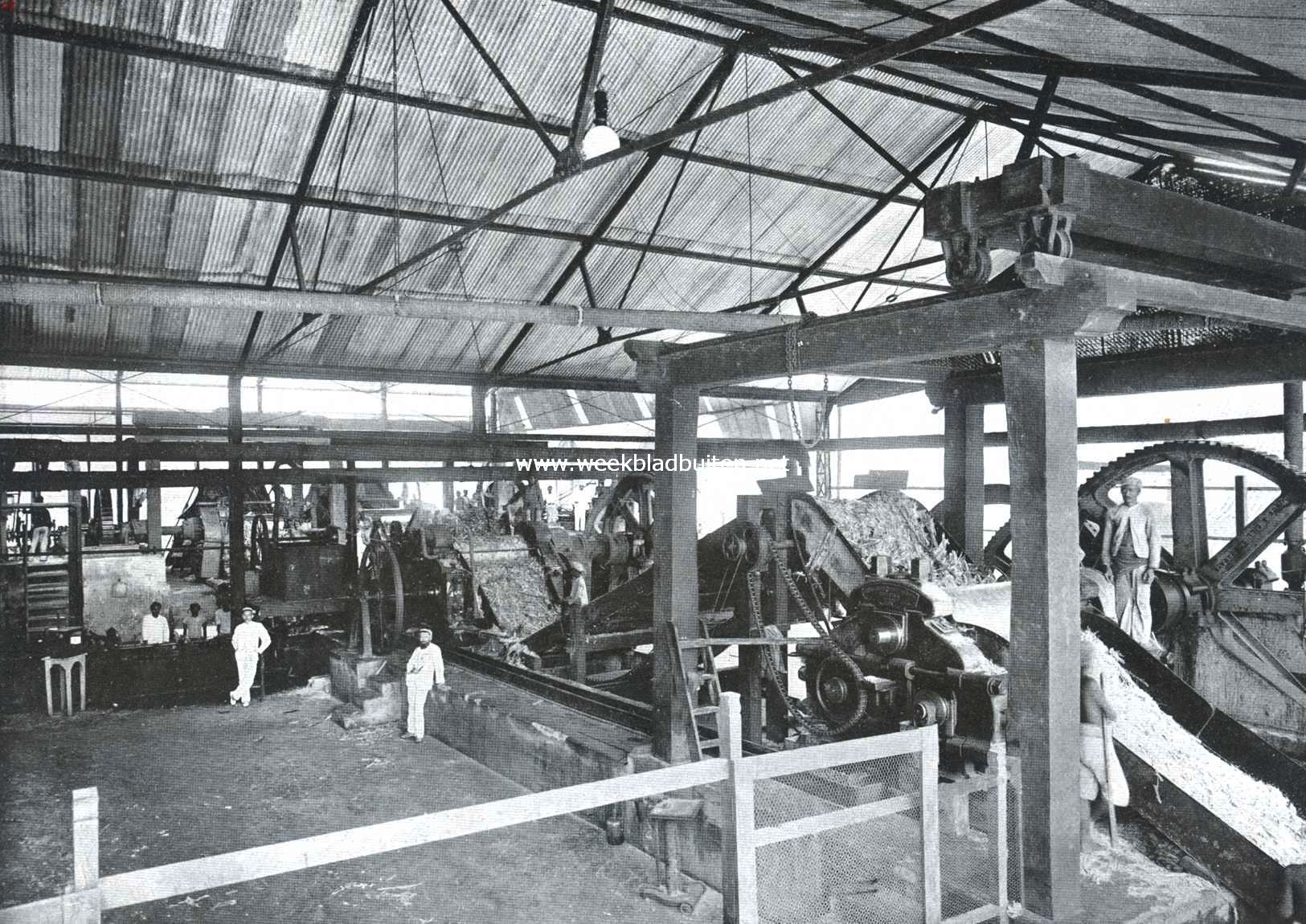 Fabricatie van rietsuiker op Java. Molens met carriers in een suikerfabriek