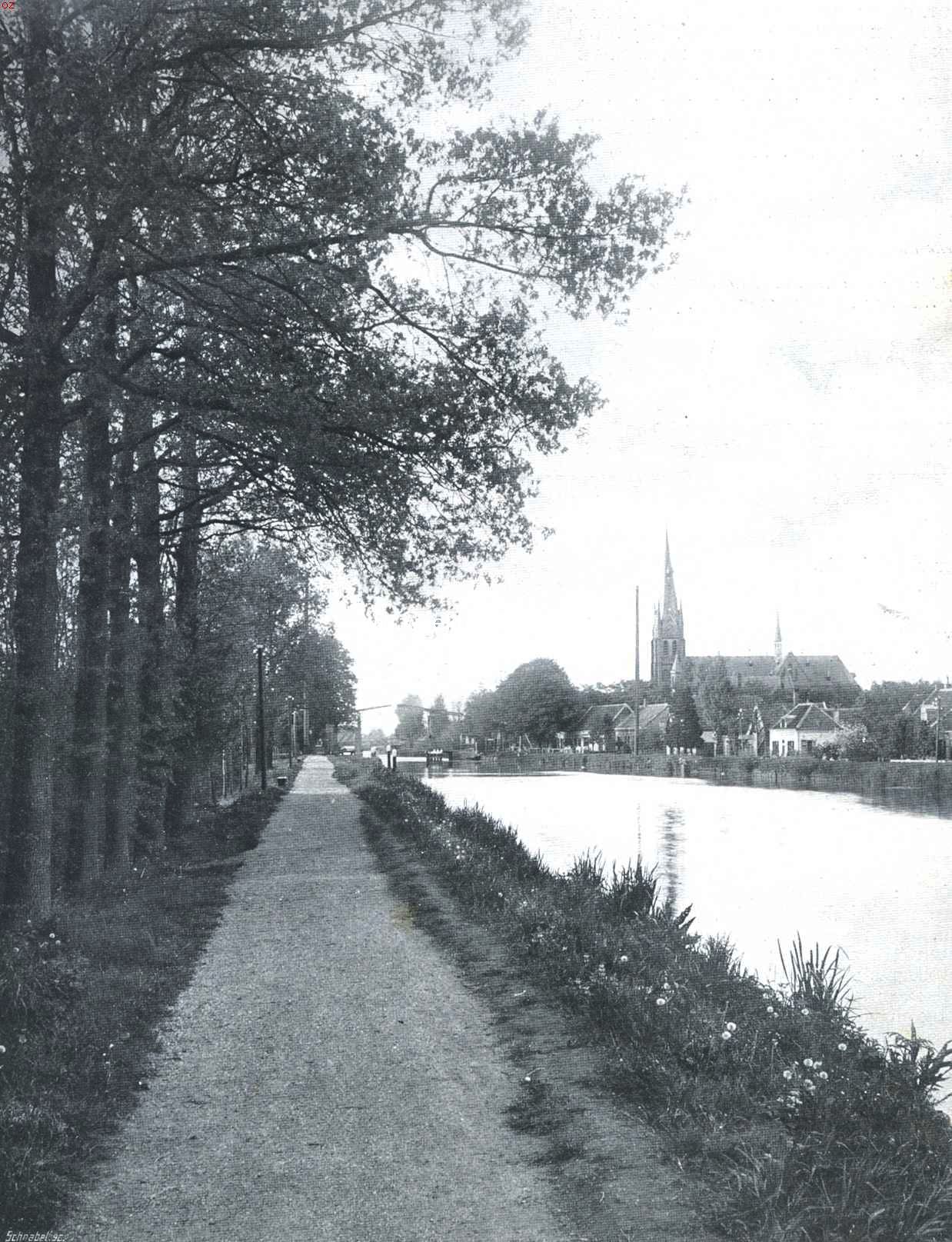 Gezicht op het dorp Nederhorst-Den Berg met de Roomsch-Katholieke Kerk, van het voormalige inrijhek van de Nieuwe Vecht af