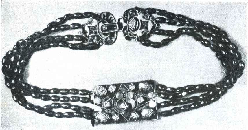 De sieraden bij de kleederdrachten in de verschillende provincies. Bloedkoralen ketting met gouden sloten (Holland)