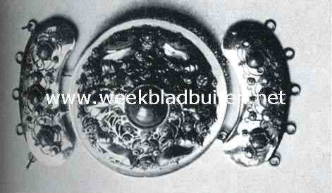 De sieraden bij de kleederdrachten in de verschillende provincies. Driedeelig gouden slot voor bloedkoralen ketting. (Walcheren)