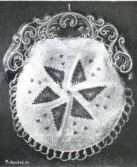 De sieraden bij de kleederdrachten in de verschillende provincies. Portemonnaie met zilverbeslag