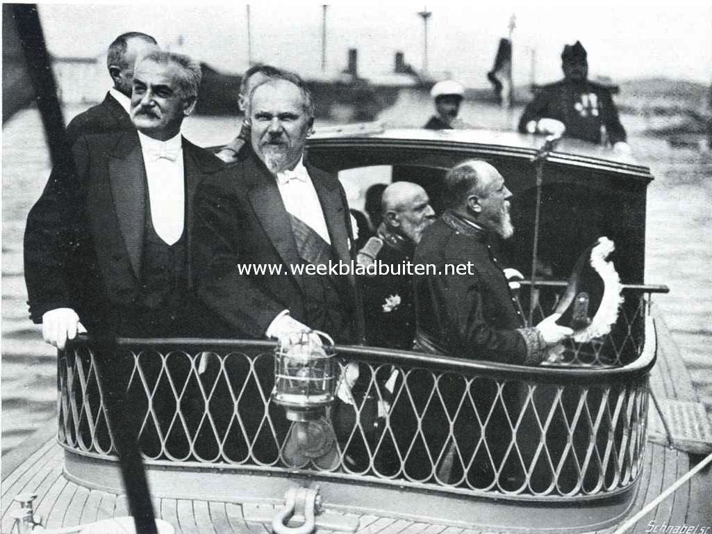 President Poincar en (links van hem) de minister van oorlog, Etienne, begeven zich per motorboot naar de 