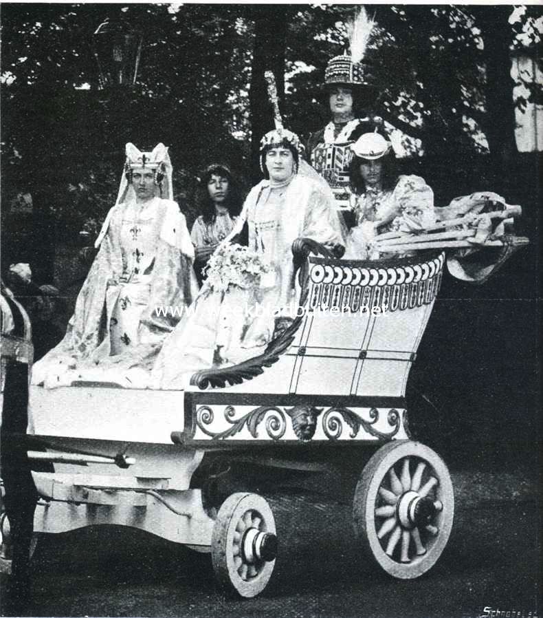 Karel de Stoute in zijn zegekar. Op de voorste bank: de gravin van Grandpré (Mej. J. v.d. Hoeven) en hertogin Margaretha van York (Mevr. Verloren van Themaat - Baronesse van Lawick)