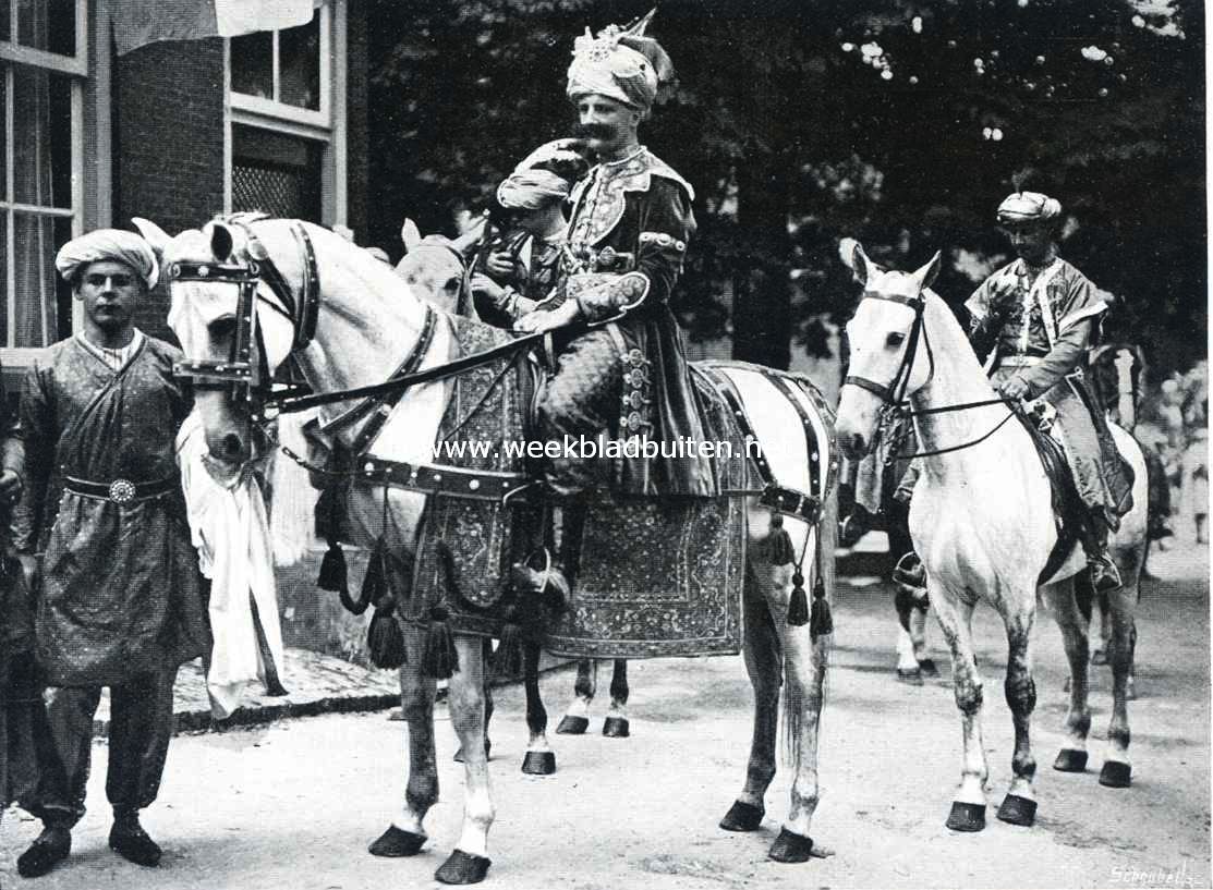 Shah Abbas de Groote (de heer C.F. Strok D.Wzn.). Rechts achter zijn parasoldrager en groot kamerheer Aga Haggi (de heer L. van den Honert)