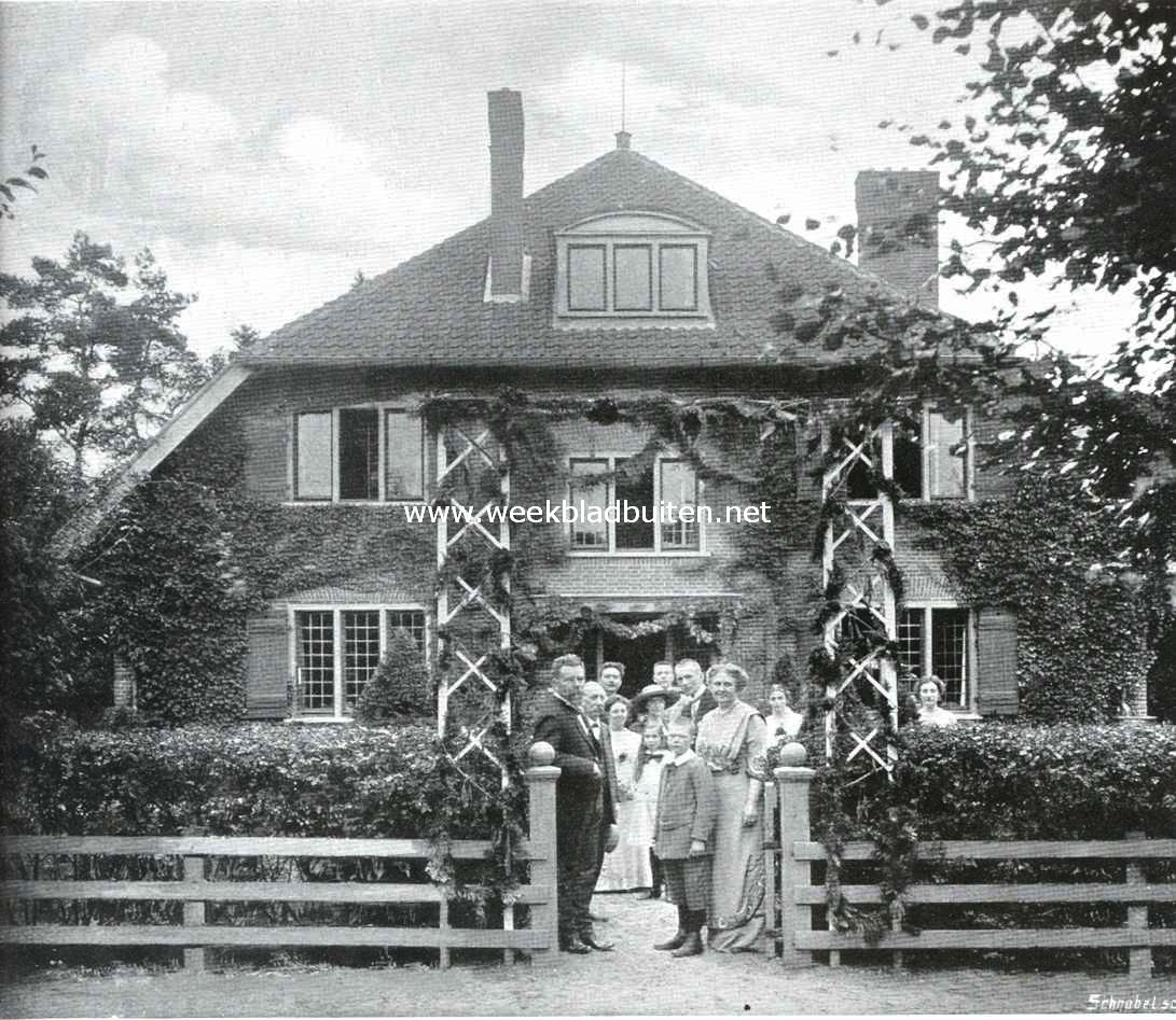 Het jubileum van Mevrouw A. Noordewier-Reddingius. De zangeres (rechts) onder de eerepoort, opgericht voor haar huis aan de Beethovenlaan te Hilversum. Links Dr. M. Noordewier, Bernard Zweers, H.C. van Oort