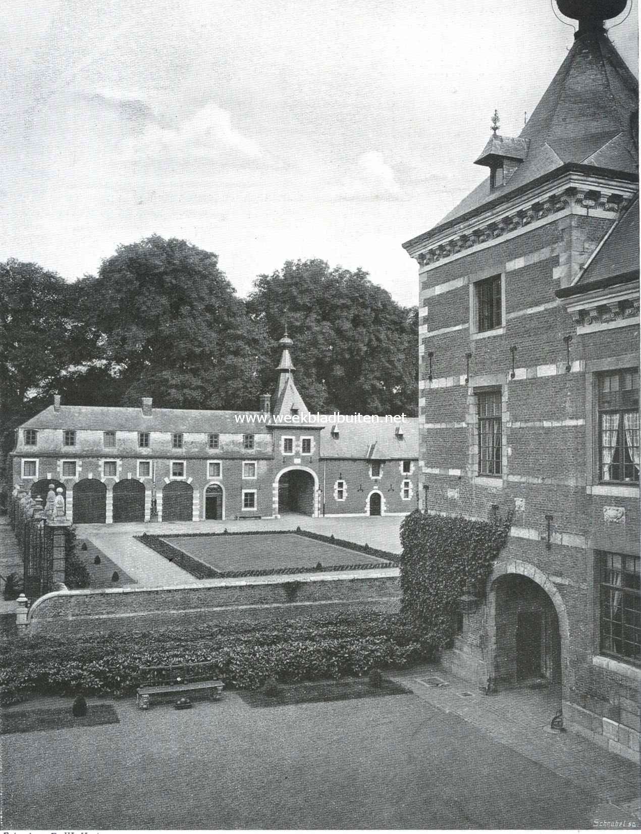 Kasteel Eysden. Binnenhof met stallen, en voorplein