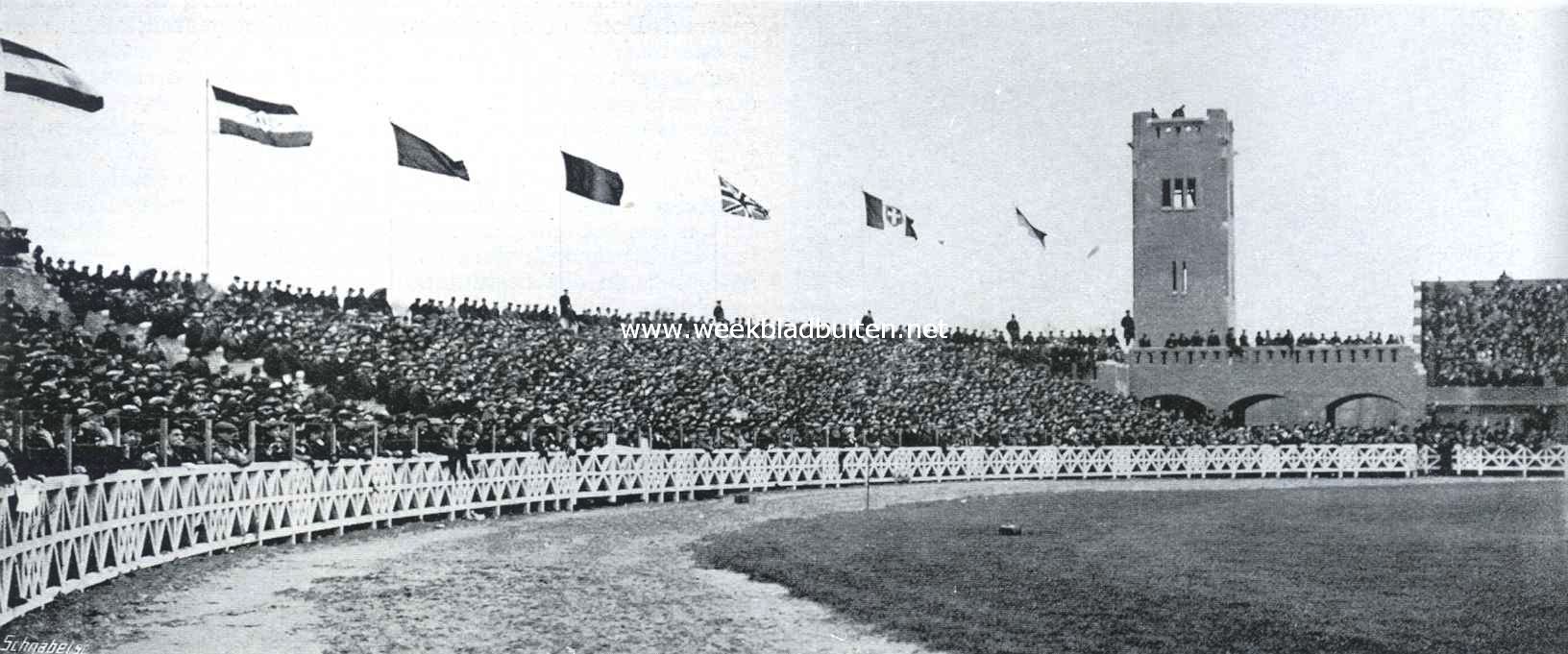 De voetbalwedstrijd Holland-Duitschland op 5 April l.l. in het nieuwe stadion te Amsterdam. De menschenmenigte op de open tribunes