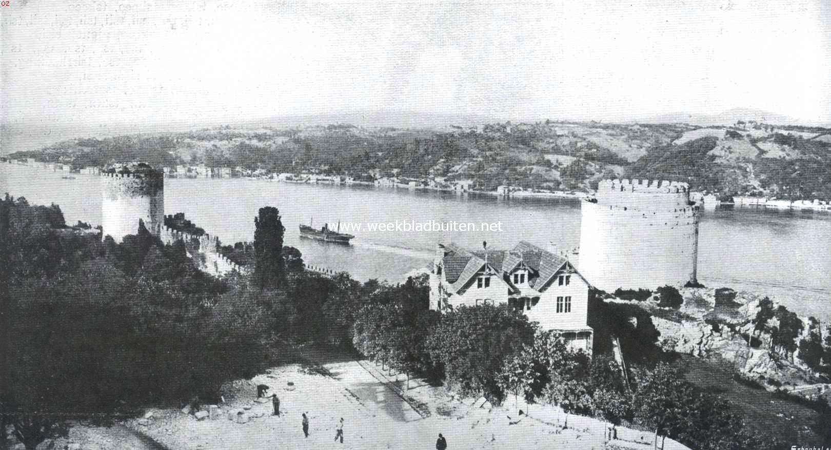 Roemeli Hussar aan den Bosporus, met de overblijfselen van het zoogenaamde Zwarte Kasteel, waarvan uit Mohammed II de belegering van Konstantinopel leidde, dat hij 462 jaar geleden - 29 Mei 1453 - innam