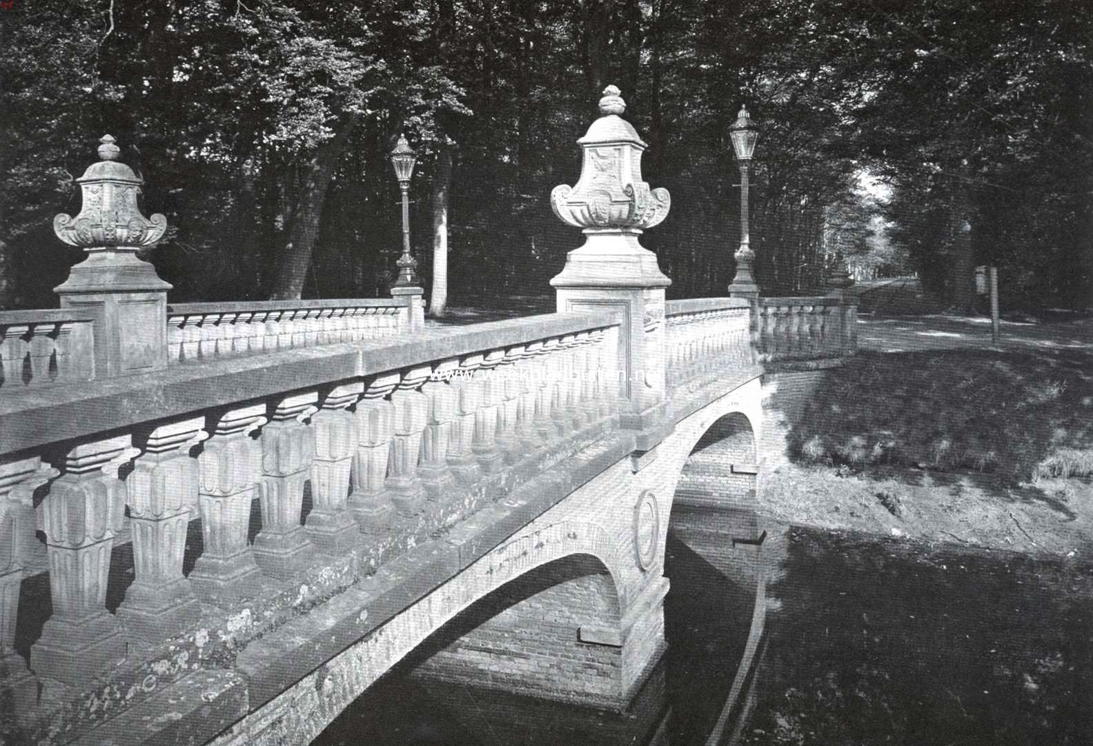 Het Huis Eerde. Gezicht van den voorhof op de brug over de buitengracht en het bosch voor het kasteel