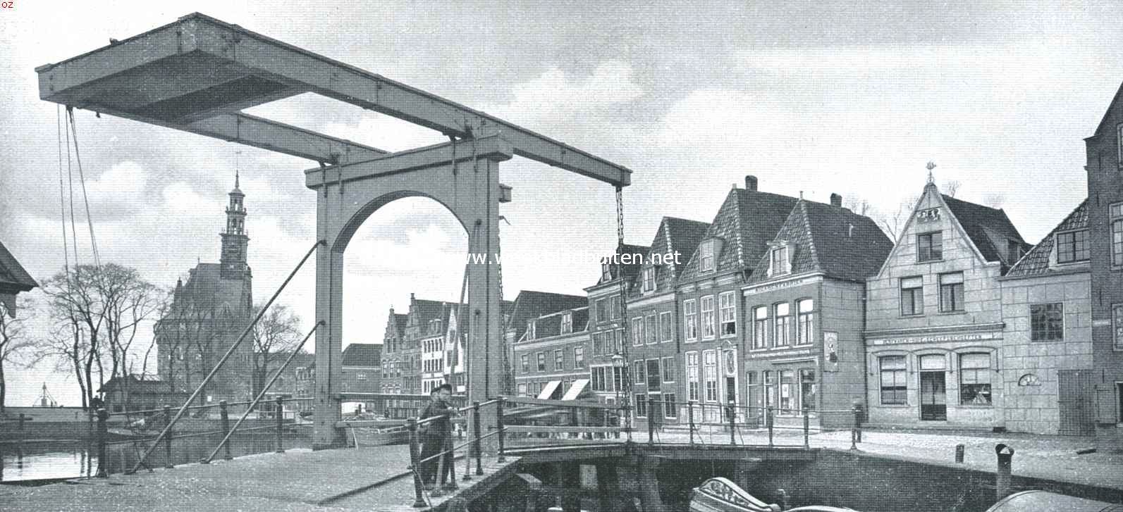 Hoorn, de zeshonderdjarige. Hoofdtoren en Veermanskade. In het huisje rechts op de afbeelding, in welks zeer ontsierende gevel een steen prijkt, voorstellende een bonte koe, hield de vader van Willem Ijsbrantszoon Bontekoe, de bekende zeevaarder en schrijver van 