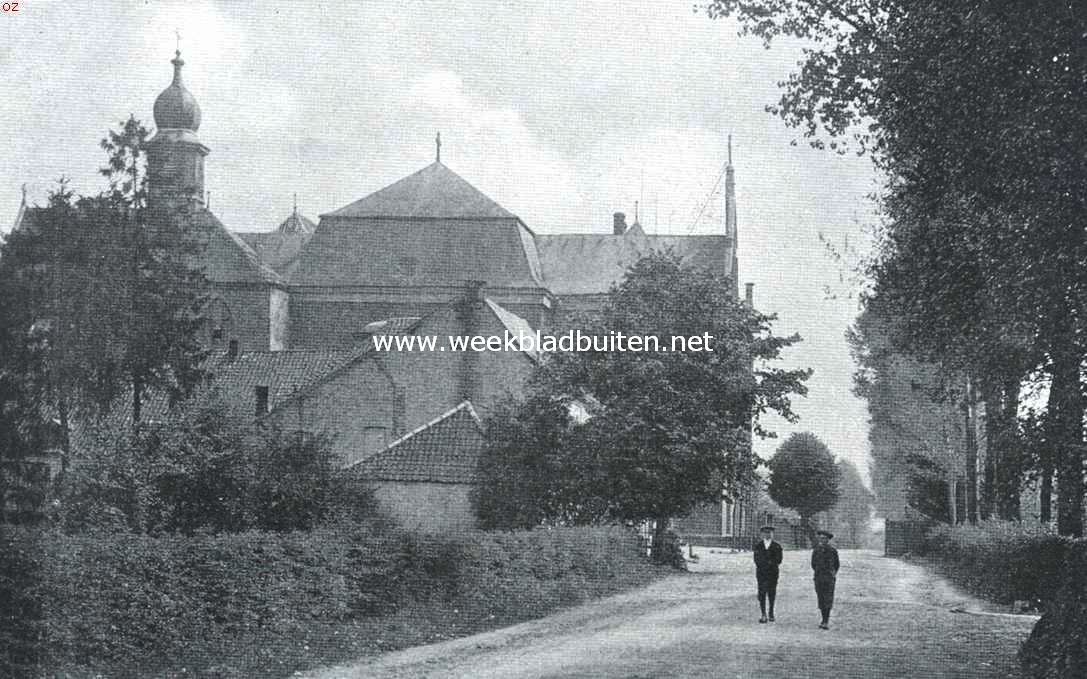 Gezicht op het Redemptoristen- (tot 1795 Capucijners-) klooster bij het Kasteel Wittem