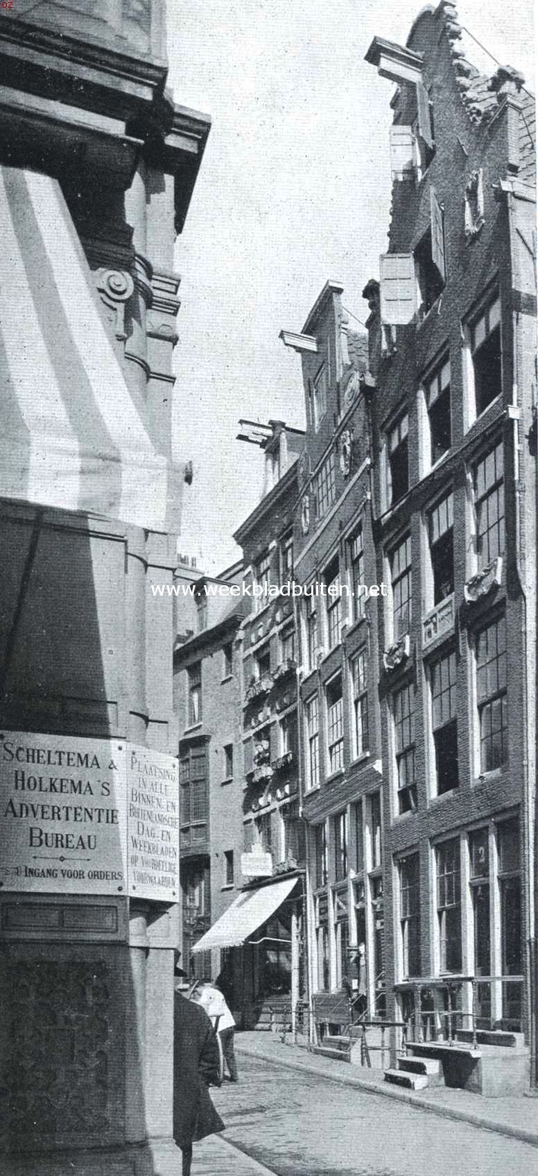 Verdwenen en verdwijnend oud-Amsterdam. Kijkje in de Wijde Kapelsteeg, vr het huis van 1691 (rechts op de afbeelding) gesloopt was