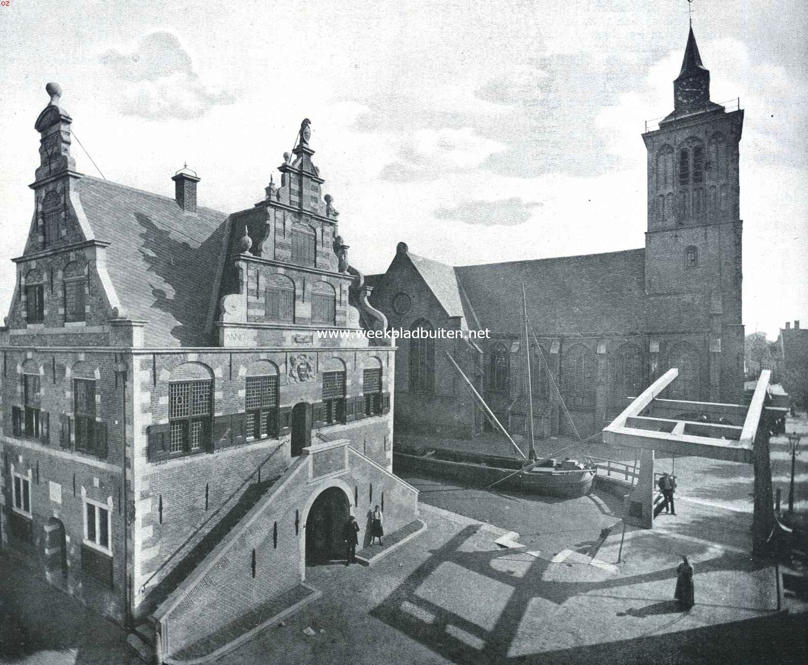 Het Raadhuis van de Rijp na de restauratie, gezien van het Noordwesten. Rechts op den achtergrond den Hervormde Kerk