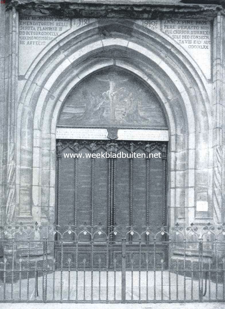 De deur van het portaal der Slotkerk te Wittenberg, waarop Luther vierhonderd jaar geleden (31 October 1517) zijn 95 stellingen aansloeg, wat als het begin der hervorming wordt beschouwd. Nadere bijzonderheden geven wij in ons volgend nummer