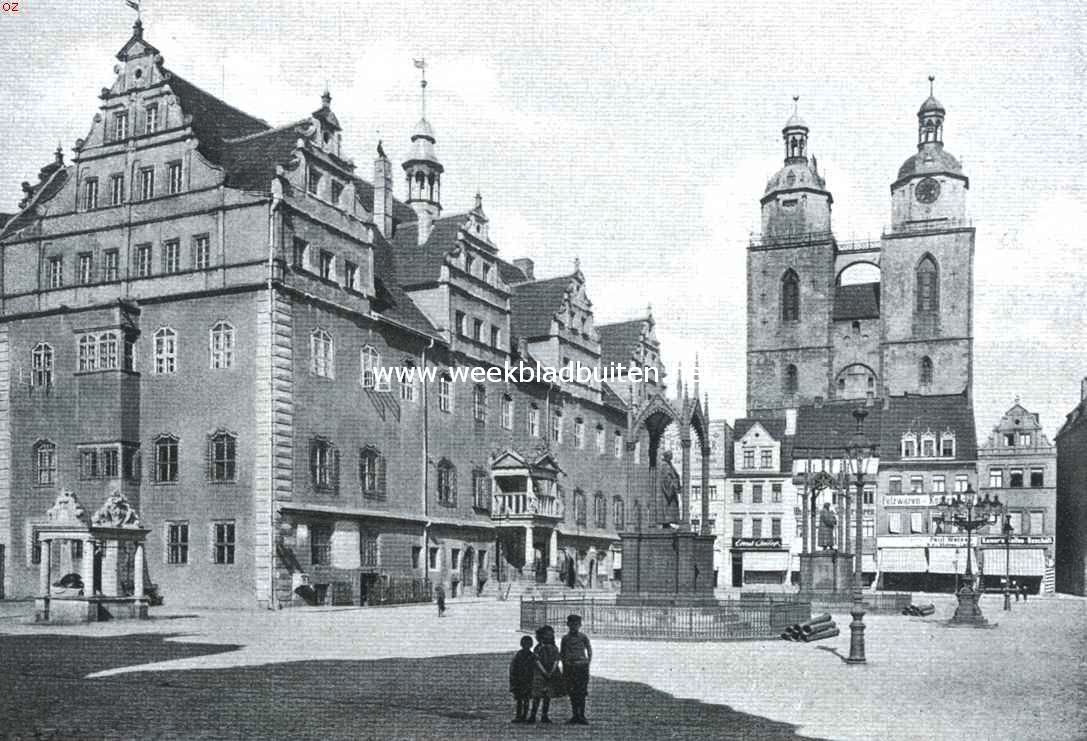 Wittenberg. De Markt met Stadhuis, van het Westen gezien. Rechts de torens der Stadskerk, waar Luther herhaaldelijk als prediker is opgetreden