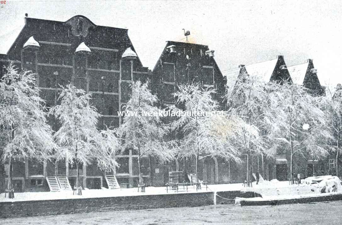 Een herinnering aan den sneeuwval in de afgeloopen week. Boomen in hun sprookjesachtige sneeuwkleed voor oude pakhuizen aan de Oude Schans te Amsterdam