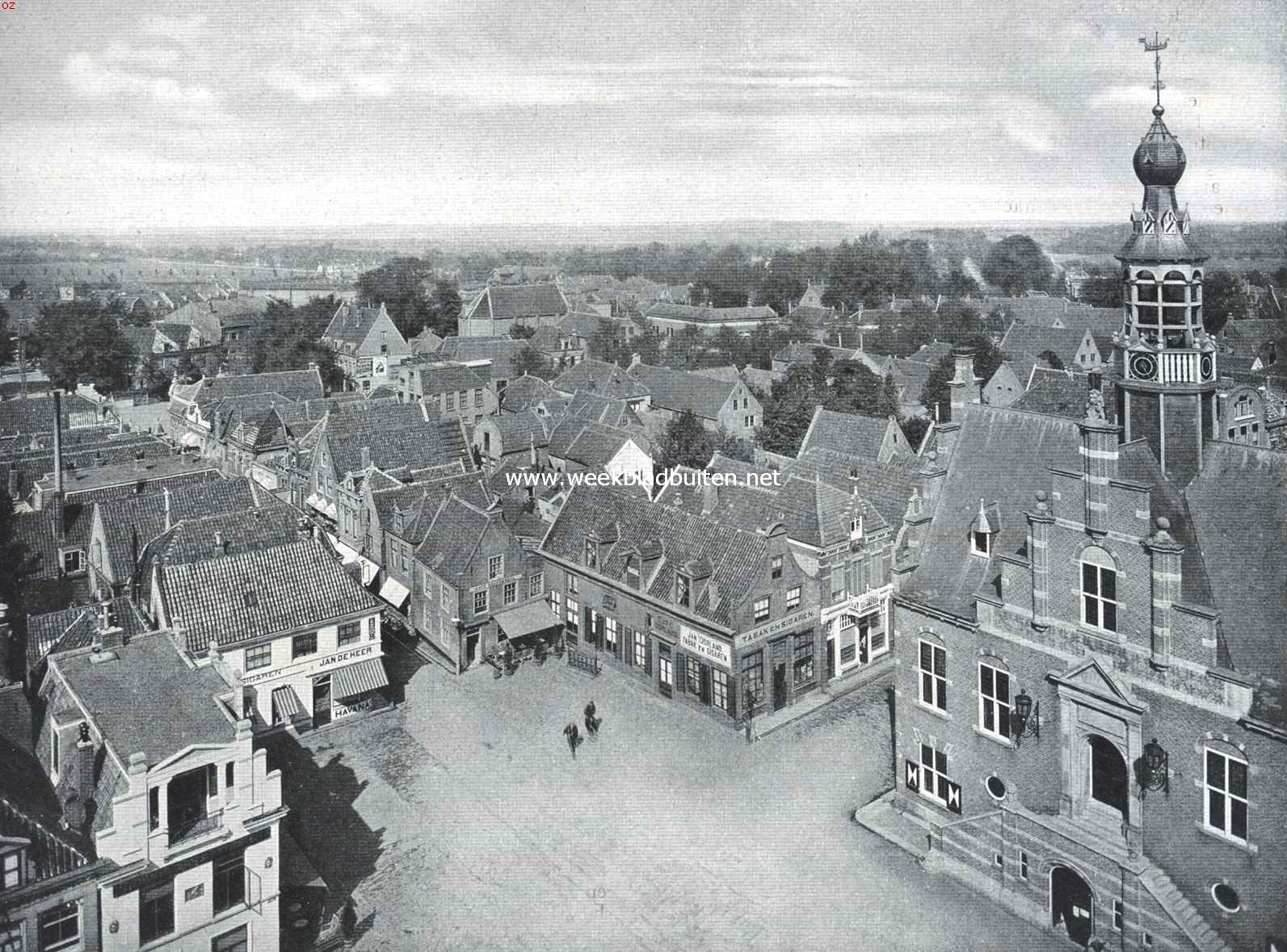Purmerend. Panorama van het noordoostelijk deel van het stadje. Op den voorgrond de kaasmarkt, met rechts het in 1911-�12 gebouwde Stadhuis. Op den achtergrond de Beemster