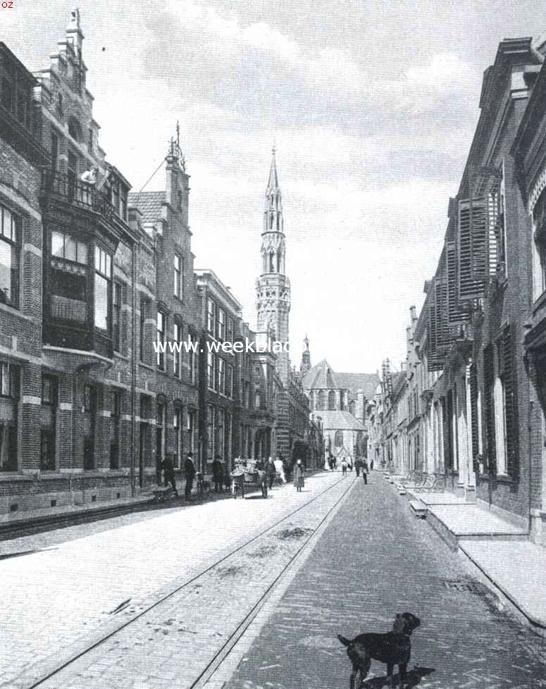 Het Stadhuis te Alkmaar. De Langestraat met Stadhuis
