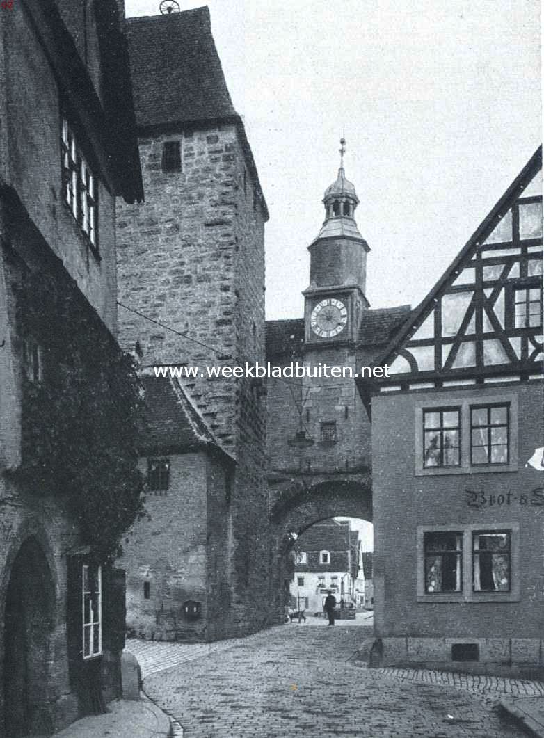 Rothenburg ob der Tauber. Gezicht uit de Hafengasse op Markustoren en R�derboog