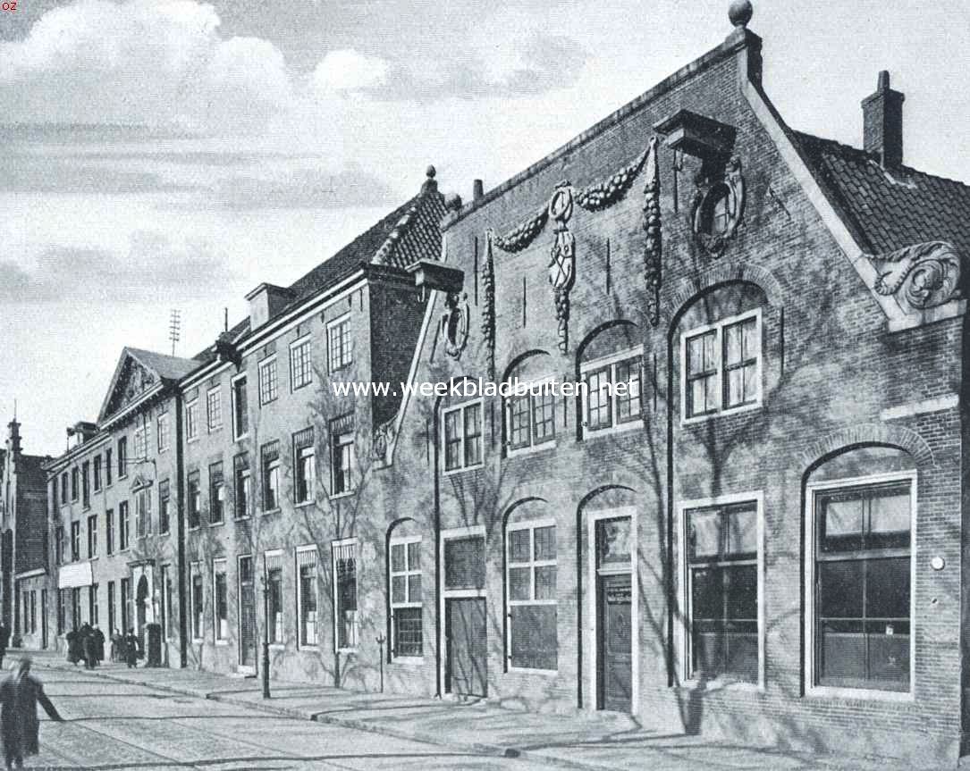 De gebouwen der Oost-Indische Compagnie. De voorgebouwen der lijnbanen aan de Oostenburgergracht te Amsterdam. Links dat der O-.I. Compagnie, vroeger ingericht als woning voor den equipagemeester en hennep- en touwpakhuis. Rechts het lijnbaangebouw der admiraliteit