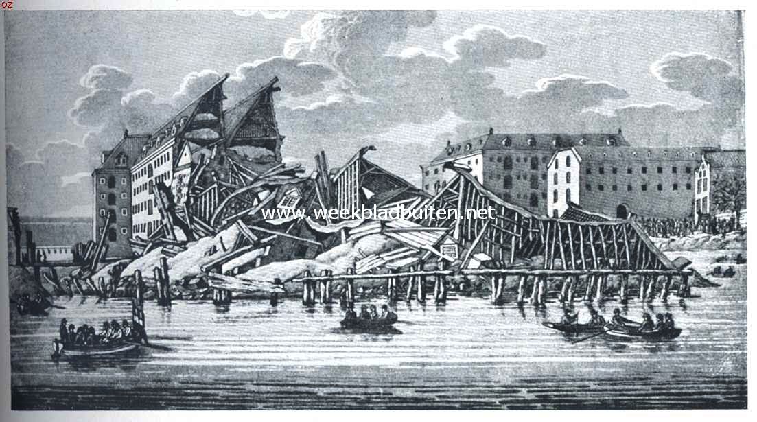 De gebouwen der Oost-Indische Compagnie. De bouwvallen van het Oost-Indisch Zeemagazijn op den 16 en April 1822 tijdens het bezoek van koning Willem I. Rechts op den achtergrond de commpagnie-gebouwen het Suikerhuis en het Zeilmakershuis. Aquatint door J. Lutz naar C. de Kruyf in 's Rijksprentenkabinet