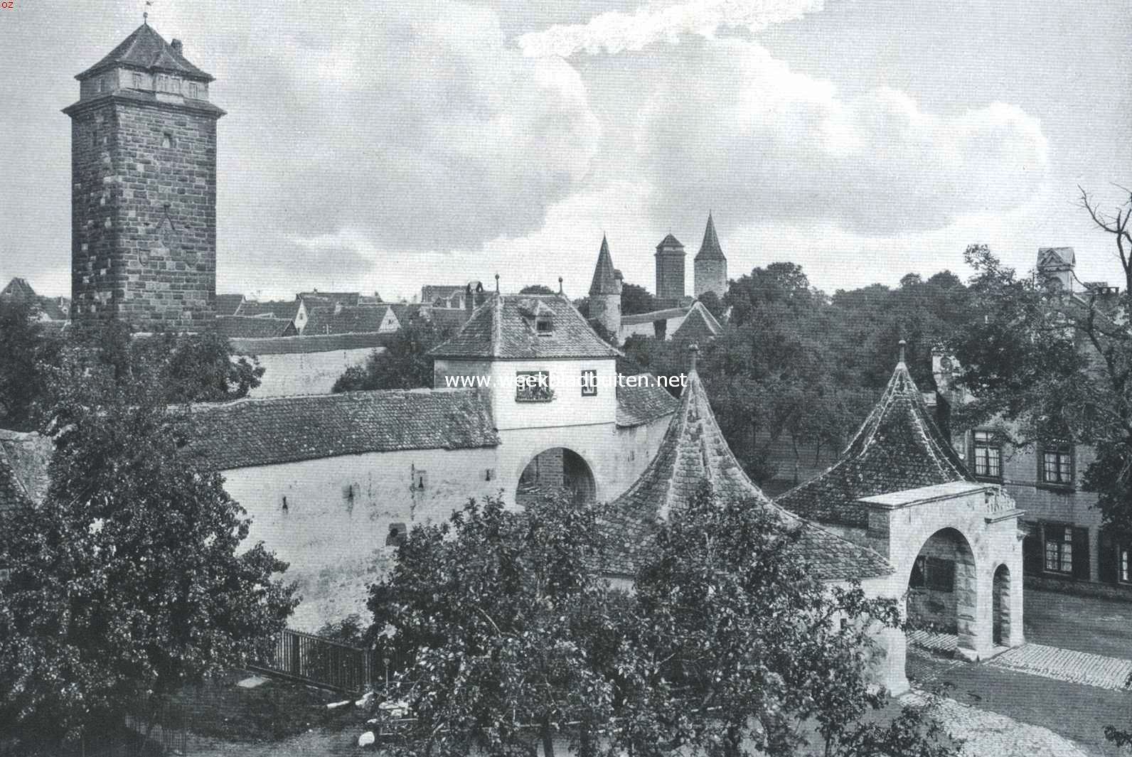 Rothenburg ob der Tauber. Gezicht op de Rderpoort met stadsmuur en voorpoort