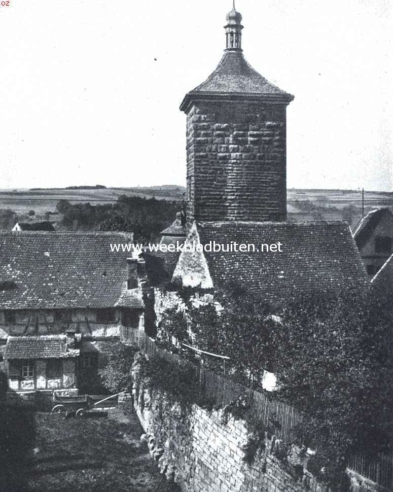 Rothenburg ob der Tauber. De Siebertoren met gedeelte van den Stadsmuur