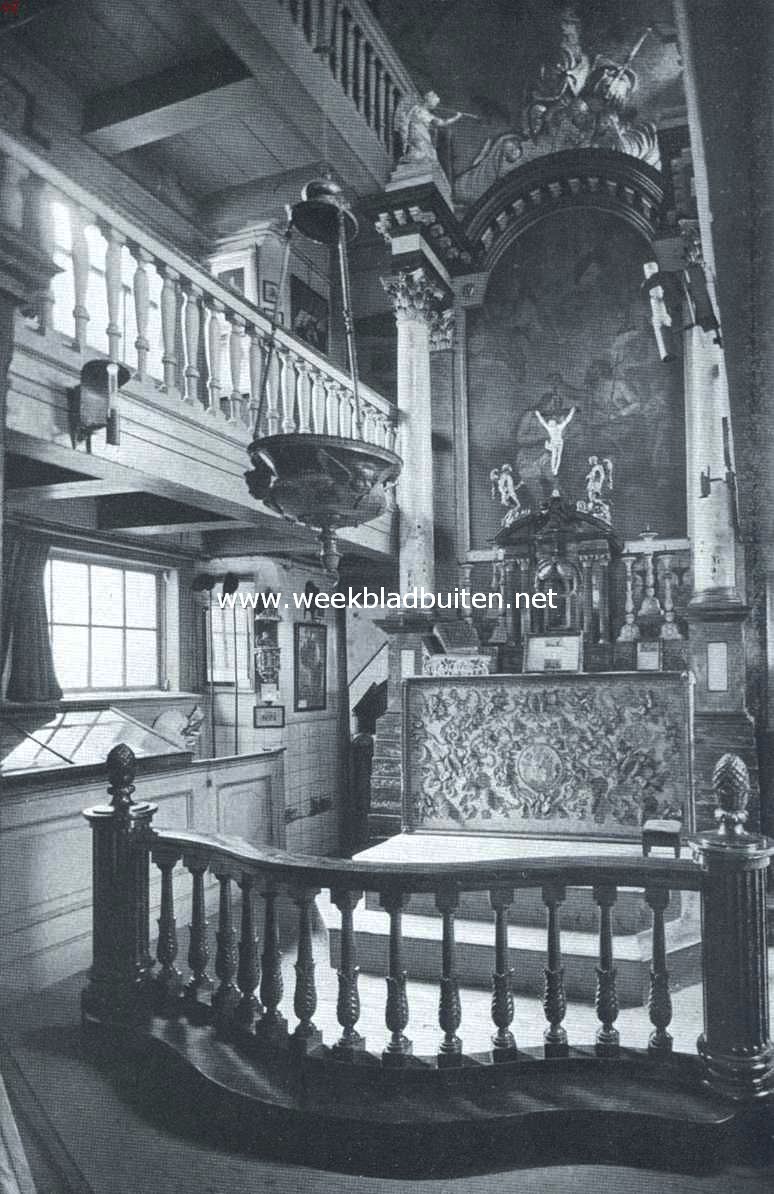 Het Museum Amstelkring. De kerk 't Haantje, gezicht op het hoofdaltaar met communie bank