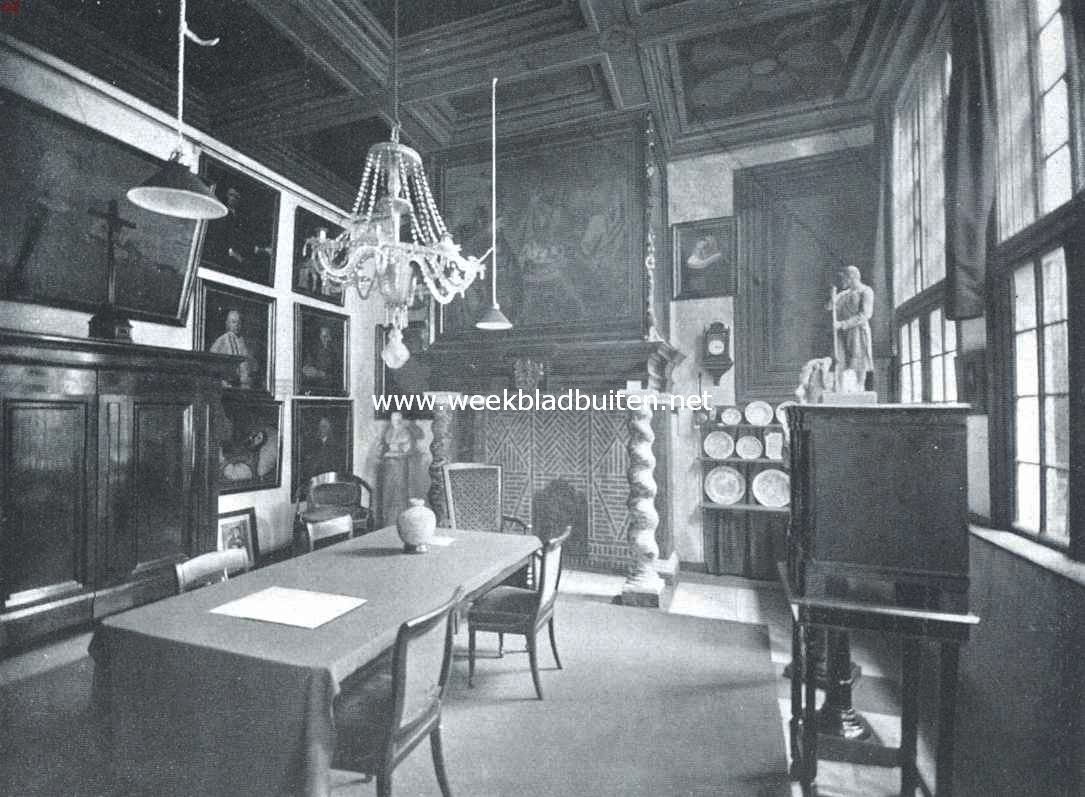Het Museum Amstelkring. De zeventiende eeuwsche zaal van het oude koopmanshuis, waar thans de regenten van den Amstelkring maandelijks vergaderen