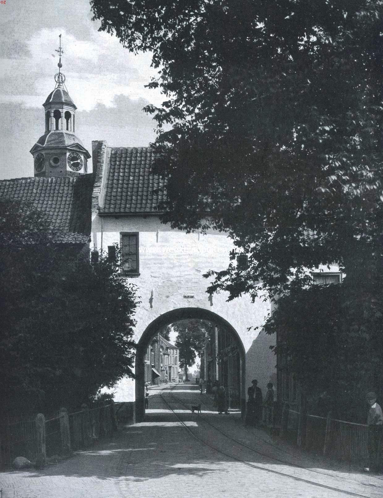 Buren. De Kuilenburgsche Poort. Men ziet door de poort van het eene eind van het stadje naar het andere