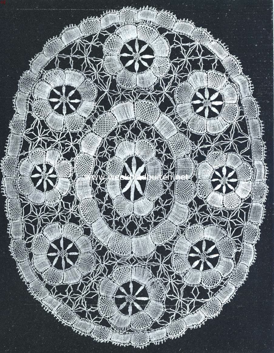 Klos- en naaldkant.Kleedje in Duchesse-kant. Ontwerp mevrouw van de Meulen-Nulle. Uit: Beknopte geschiedenis van den klos- en naaldkant